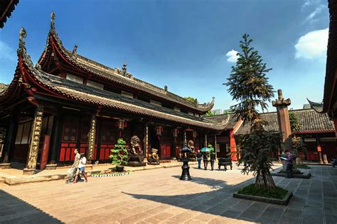 ¡Sumérgete en la Historia y la Belleza Natural del Templo de Wenshu! Un Oasis de Tranquilidad en el Corazón de Chengdu